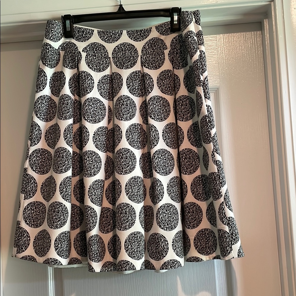 EUC White House/Black Market Skirt